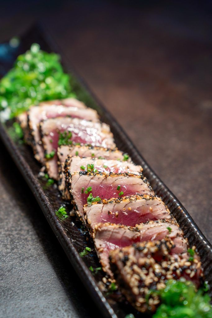 Tataki de Atún: Sabor y Precisión en Cada Corte