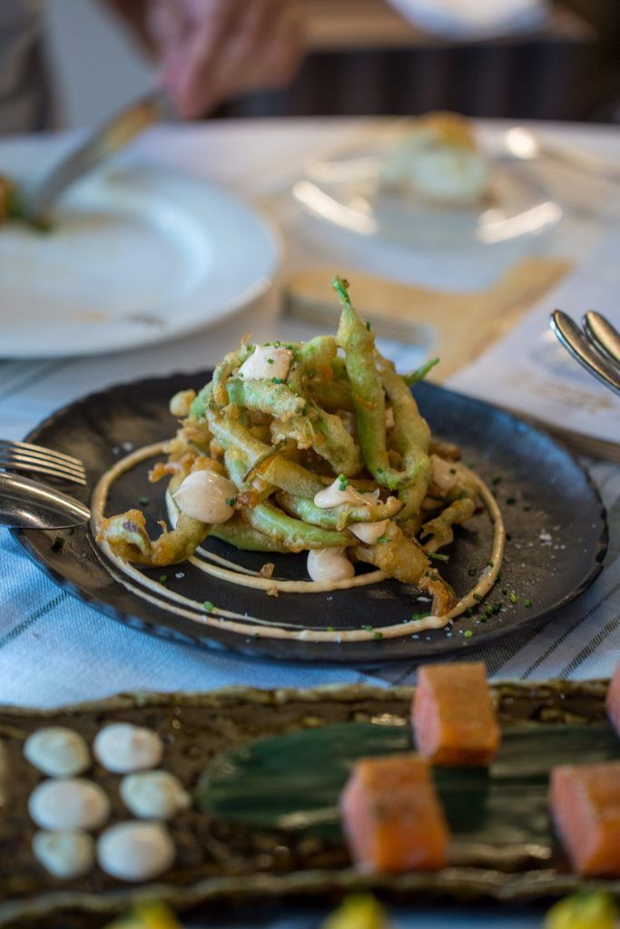 Cena romántica en el jardín de Finca Santa Luzia Postre para compartir en restaurante romántico de Alicante Mesa iluminada con velas en Finca Santa Luzia